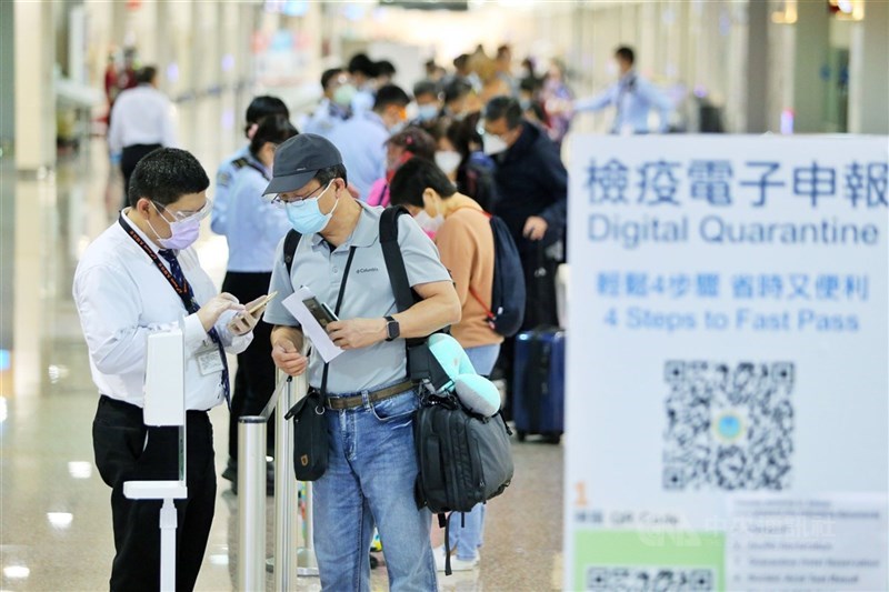 疫情指揮中心24日宣布,自27日起入境旅客前往檢疫地點均應搭乘「防疫車輛」。圖為桃園國際機場。(中央社檔案照片)