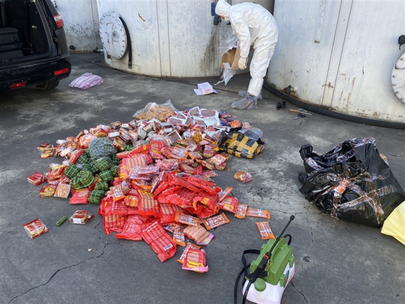 關務署統計,從8月23日至今又查到59件含豬肉製品違規案件,預告近期將對涉及從疫區進口肉品或長期違規的報關業者祭出重罰。圖為檢疫人員8月22日查獲走私肉品。(圖取自中央災害應變中心網頁asf.baphiq.gov.tw)