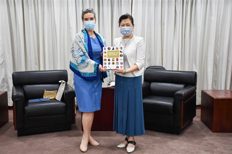 AIT處長孫曉雅(左)23日拜會經濟部長王美花(右)。(圖取自facebook.com/AIT.Social.Media)