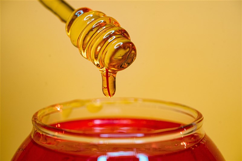 食藥署明訂加糖蜂蜜須如實標示，蜂蜜含量不到60%者須標蜂蜜口味，一滴蜂蜜都沒加的糖漿則禁標蜂蜜，最快112年7月上路。（圖取自Unsplash圖庫）