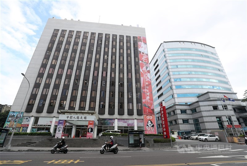 黨產會24日決議與中影公司締結行政和解契約,解決雙方因黨產條例所衍生的爭議、訴訟。圖左建築物為中影八德大樓,右為中國國民黨中央。(中央社檔案照片)