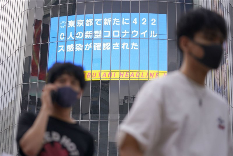 日本東京都24日新增COVID-19確診4220例、死亡9例,單是8月的累計病例數便超過10萬例。圖為涉谷街頭電子看板顯示24日東京確診數。(共同社)