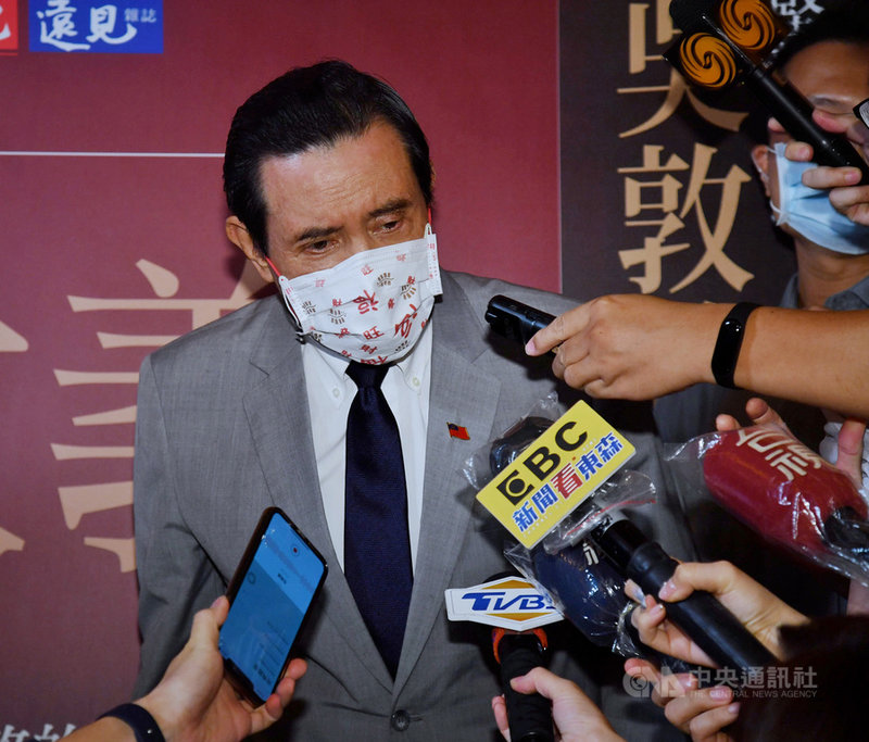 國民黨主席江啟臣認為前總統馬英九是代表國民黨推動兩岸交流特使的理想人選,馬英九24日出席活動受訪時對此表示,他沒有跟江啟臣討論過,但兩岸事務若有需要他幫忙之處,他一定會幫忙。中央社記者王飛華攝 110年8月24日