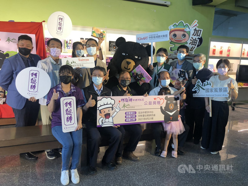 中秋節即將到來,交通部觀光局參山國家風景區管理處與知名糕點業者「阿聰師的糕點主意」合作推出4款「喔熊」聯名糕點,盼藉台灣觀光代言人「喔熊」知名度與觀光業者合作聯名商品,開拓新商機。中央社記者趙麗妍攝 110年8月25日