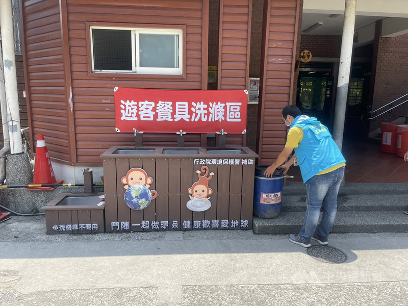 環保署要求各地方環保局及鄉鎮市公所清潔隊,25日務必全面移除路旁所擺設廚餘桶,民眾也可利用公害陳情專線0800-066-666通報移除。(環保署提供)中央社記者張雄風傳真 110年8月25日