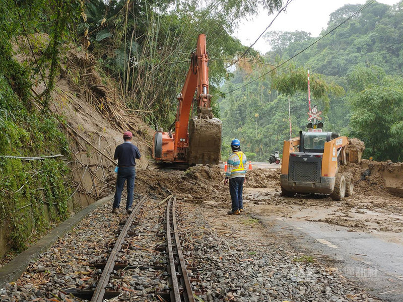 阿里山林業鐵路及文化資產管理處副處長周恆凱表示，25日下午3時25分發現阿里山林鐵本線17K+050處，即嘉義縣竹崎鄉佳人山平交道旁上邊坡土石滑落，隨即出動機具、人力前往清理，已於下午6時恢復通行。（阿里山林業鐵路及文化資產管理處提供）中央社記者蔡智明傳真  110年8月25日