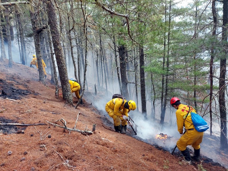 NCC前專門委員喬建中等5人因人為引火造成玉山森林火災，林務局將求償新台幣2億2859萬餘元。圖為森林護管員前往處理殘火。（嘉義林管處提供）