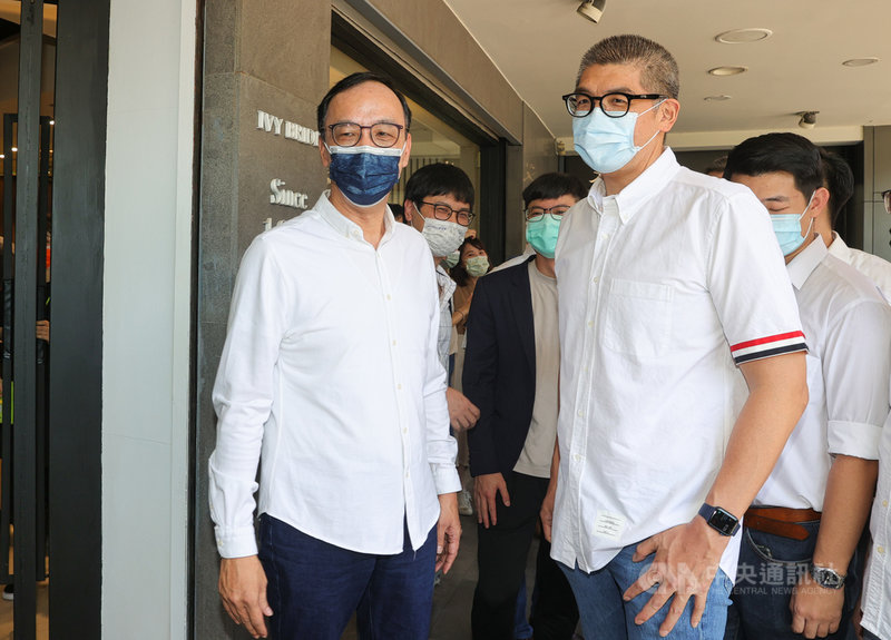 登記參選國民黨主席的前新北市長朱立倫(前左)與國民黨中央委員連勝文(前右)25日合體,一起與雙北參與黨代表選舉的青年拍攝競選合照。中央社記者謝佳璋攝 110年8月25日