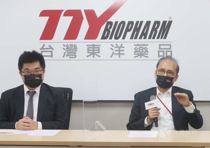 台灣東洋25日舉辦股東會後記者會,由董事長林全(右)、總經理施俊良(左)說明營運方針。中央社記者鄭傑文攝 110年8月25日