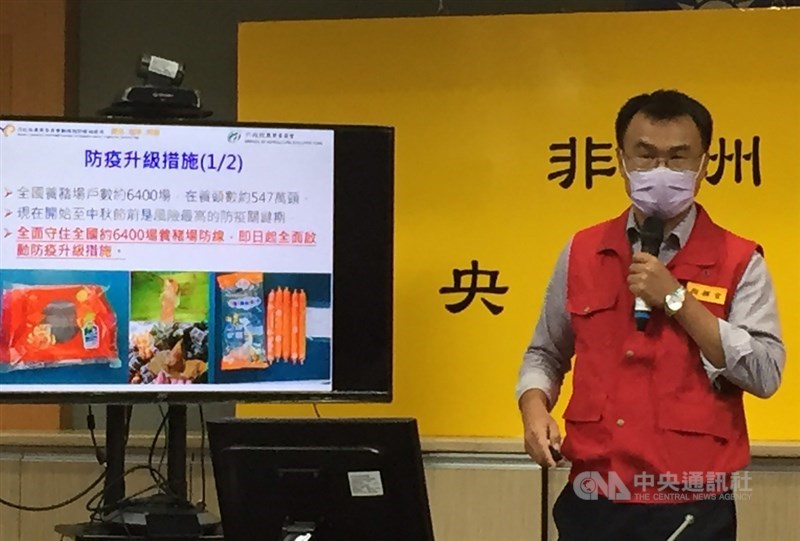 非洲豬瘟中央災害應變中心25日表示,防疫最高階防疫措施將是全國養豬場暫停餵食廚餘,若指揮官陳吉仲(圖)晚間跟養豬團體溝通後豬農能接受,近日有機率宣布全台養豬暫停餵廚餘1個月,以杜絕防疫漏洞。中央社記者楊淑閔攝 110年8月25日