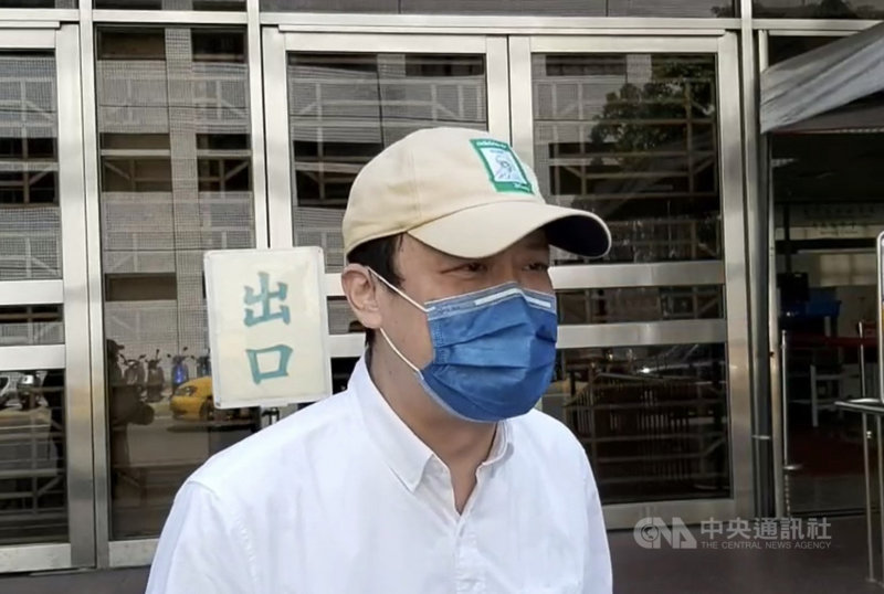 薛姓台商疑涉向調查局新北市調處調查官打探情資,檢方認定薛男遭中國情治單位吸收,企圖在台發展組織未遂,一審判1年2月,經上訴,二審台灣高等法院25日認定罪證不足,改判無罪,可上訴。圖為薛姓台商於法院外受訪。中央社記者劉世怡攝 110年8月25日