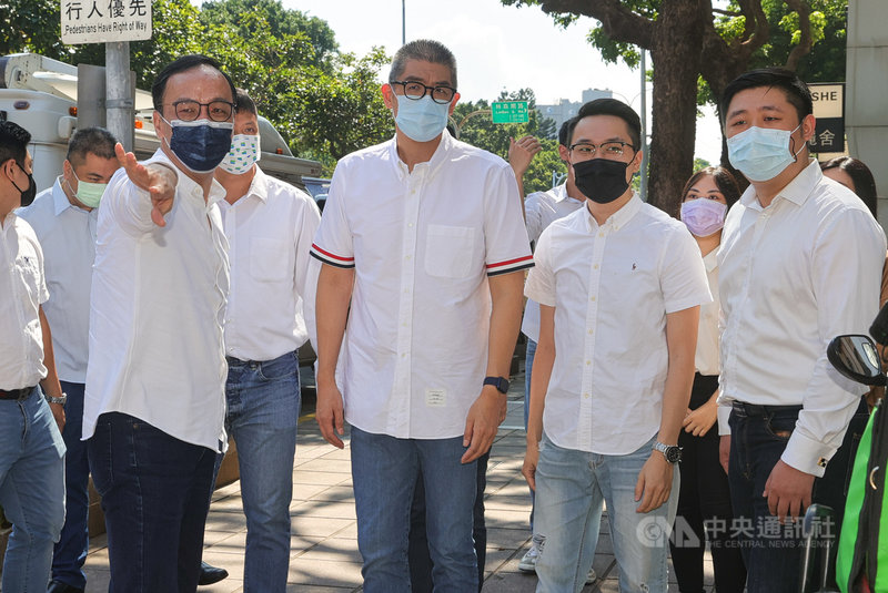 登記參選國民黨主席的前新北市長朱立倫(前左)、國民黨中央委員連勝文(前左2)25日一起與雙北參與黨代表選舉的青年拍攝競選合照。朱立倫表示,希望國民黨能在2022年地方選舉勝選、2024年重返執政。中央社記者謝佳璋攝 110年8月25日