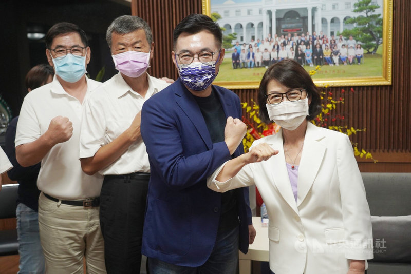 爭取連任的國民黨主席江啟臣(右2)25日前往高雄市議會國民黨團,拜會議長曾麗燕(右)及多名黨籍議員,爭取支持。中央社記者董俊志攝 110年8月25日