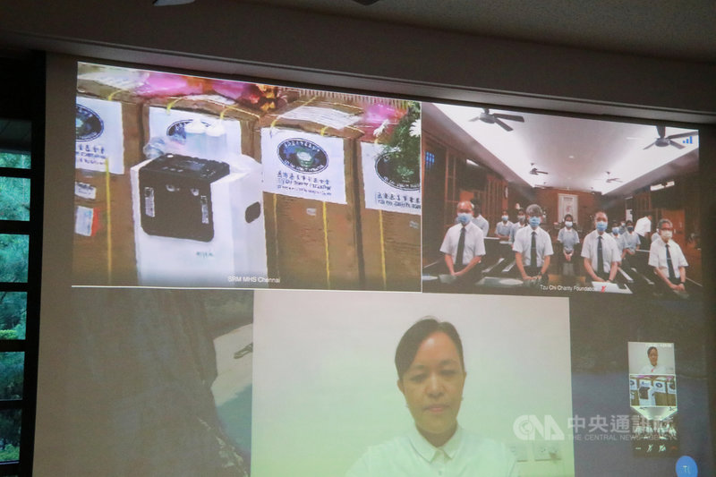 印度COVID-19疫情仍嚴峻,慈濟基金會陸續捐贈製氧機、呼吸器等醫療器材給當地致力治療染疫患者的印度SRM大學,兩地同步舉辦線上感恩捐贈典禮。(慈濟大學提供)中央社記者張祈傳真 110年8月25日