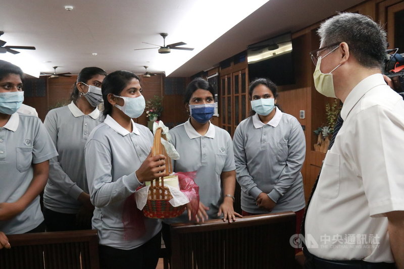 慈濟基金會陸續捐贈製氧機、呼吸器等醫療器材給印度SRM大學,協助對抗疫情,9名在台就學的SRM大學校友也將裝有積蓄的竹筒捐給慈濟基金會,希望能幫助國家,也感謝慈濟對印度的幫忙。(慈濟大學提供)中央社記者張祈傳真 110年8月25日