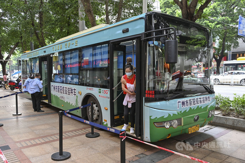 據陸媒25日報導,因為基層揹負業績壓力,中國多地近日出現接種COVID-19疫苗跨區搶人大戰,不但專車接送,給錢供飯,最高行情還喊到人民幣1000元。圖為廣州把公車改裝為疫苗接種車。(中新社提供)中央社 110年8月25日