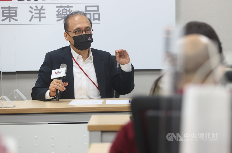 台灣東洋董事長林全25日談及輝瑞疫苗代理議題,他表示,輝瑞疫苗在大中華區代理權目前在中國復星藥業手上,台灣要代理權不是靠單方面的意願。中央社記者鄭傑文攝 110年8月25日
