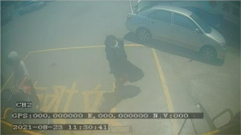 苗栗縣竹南一名越南籍配偶涉嫌進口非法肉製品,經警方多方勸導,才供出已把豬肉製品丟棄在垃圾車內,查緝員警連夜追查垃圾車去處,立即通報環保局和焚化廠,將該批垃圾燒毀。(警方提供)中央社記者管瑞平傳真 110年8月25日