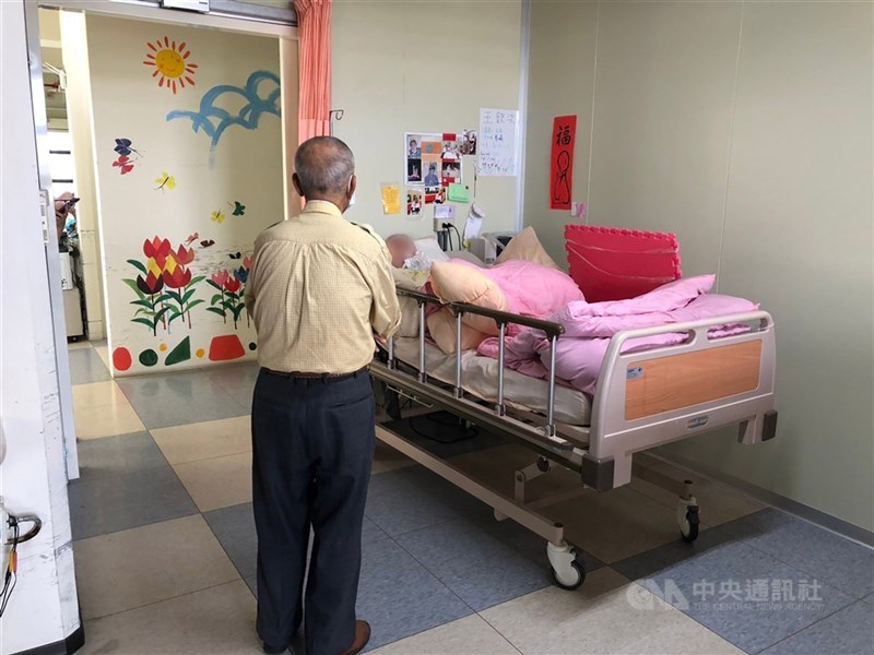 因應疫情降溫,指揮中心預計25日開會討論開放雙北長照機構訪客探視的配套措施。(中央社檔案照片)