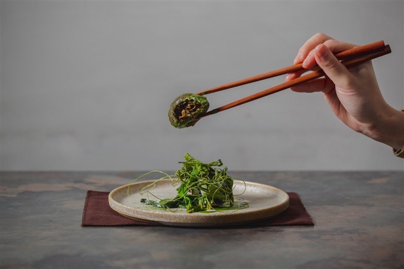 林佾華以台灣菜為出發點,「澀Sur-」的菜色多用台灣食材製作,並隨季節更換菜單。圖為2021春季推出的草仔粿。(圖取自facebook.com/SurCuisine)