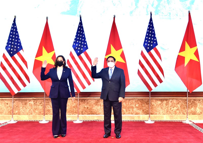 美國副總統賀錦麗(左)25日與越南國家主席阮春福、副主席武氏映春和總理范明政(右)會面。(圖取自越南政府網頁chinhphu.vn)