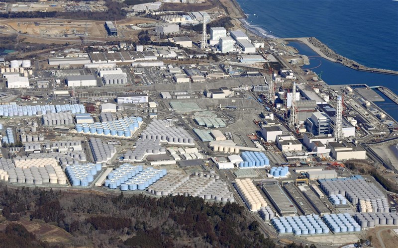 東京電力公司25日宣布,擬將福島核廢水以海底管線排至離岸1公里外海域。原能會表示,已組成跨部會因應平台,整合海域監測規劃與執行等4面向。圖為福島第一核電廠。(共同社)