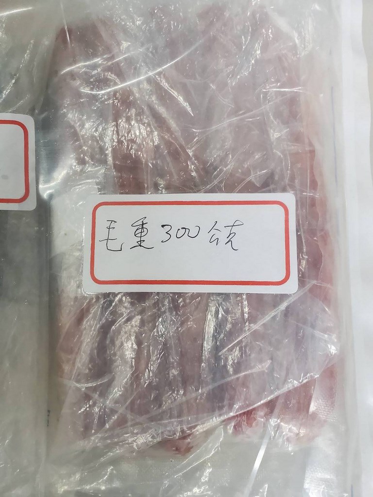 彰化縣警方動員追查走私肉品流向，也前往縣內販賣東南亞雜貨的雜貨店進行稽查，其中縣警局查緝2件豬肉鹹蛋蝦子香腸，驗出有非洲豬瘟病毒。（翻攝照片）中央社記者吳哲豪傳真 110年8月25日