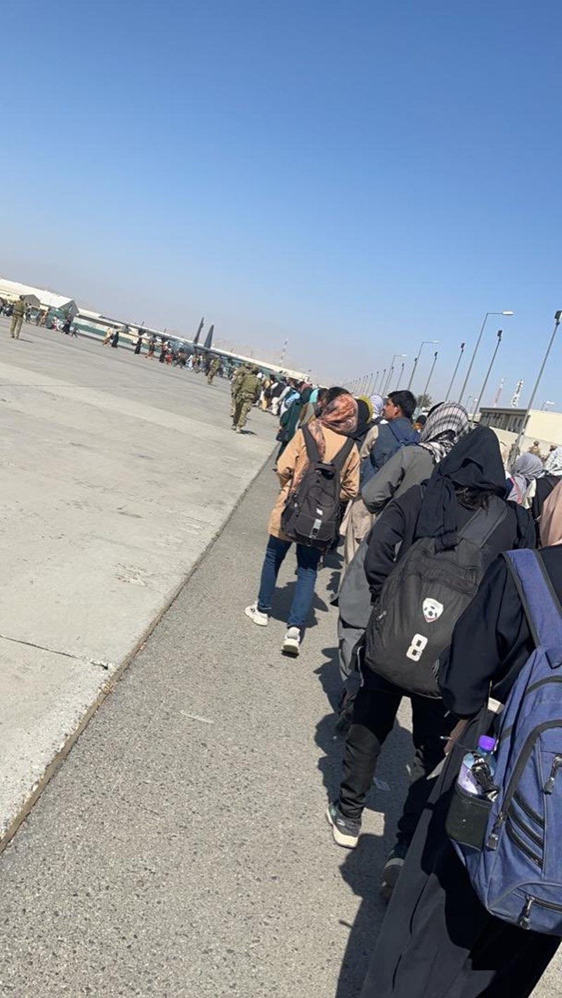 阿富汗國家女子足球隊員24日從喀布爾搭乘撤離班機離開,逃離塔利班的統治。(圖取自 twitter.com/khalida_popal)