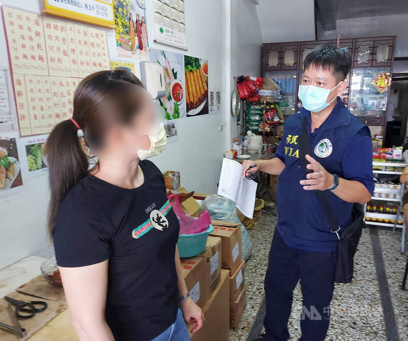 日前查獲有非洲豬瘟病毒走私肉品進入台灣,移民署南區事務大隊台東縣專勤隊近日前往越南美食小吃店及東南亞商店等外來人口易聚集處,執行清查是否有販售、陳列或備藏豬肉製品情形。(台東勤隊提供)中央社記者盧太城台東傳真 110年8月25日