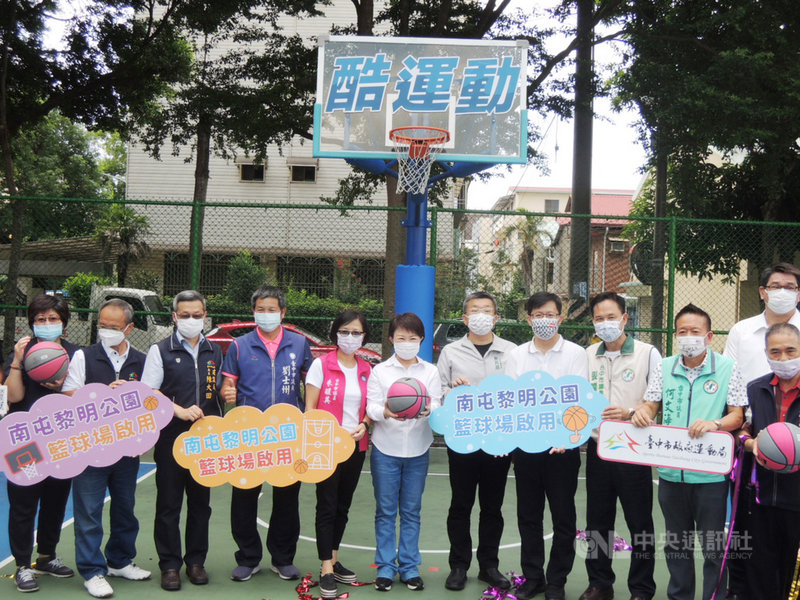 台中市南屯區黎明公園籃球場26日舉行啟用儀式,立法院副院長蔡其昌(前右5)、台中市長盧秀燕(前右6)、立委張廖萬堅(前右4)等人出席。中央社記者郝雪卿攝 110年8月26日