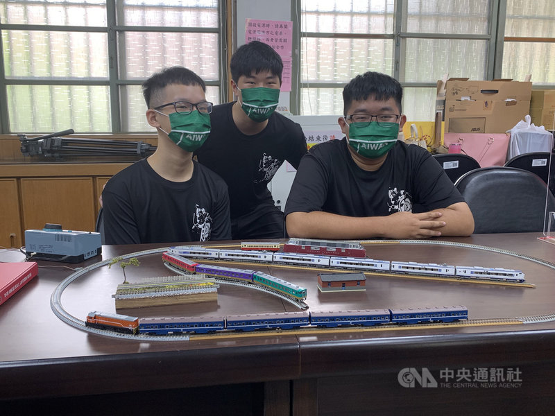 台中一中高三學生陳彥任(右起)、郭怡凡、張椿宥製作鐵道模型,參加日本鐵道模型大賽,奪下最佳品質、最佳影像2個獎項,是唯一得獎的外國隊伍。中央社記者趙麗妍攝 110年8月26日
