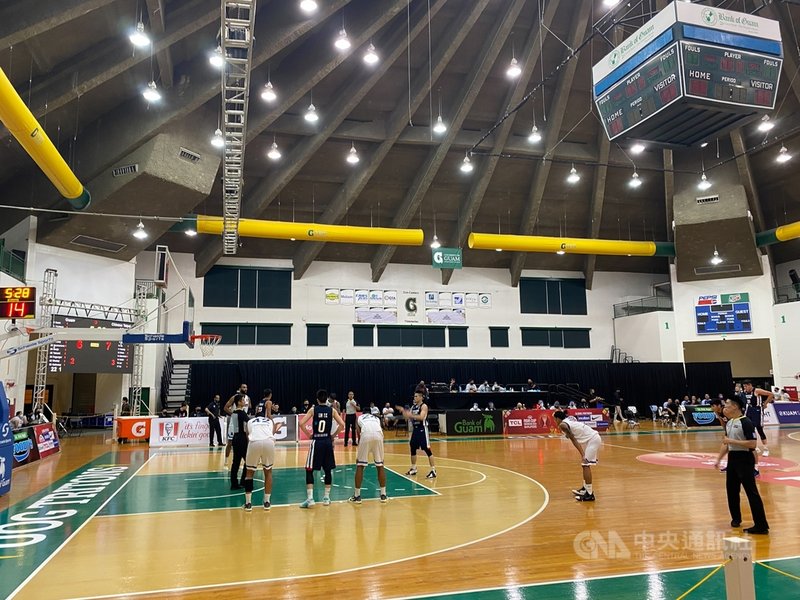 台灣與關島爭取亞洲盃門票，26日首場比賽中華隊以72 比77落敗，第2場比賽將在28日舉行，中華隊仍有機會晉級。（駐關島辦事處提供）中央社雅加達傳真　110年8月26日