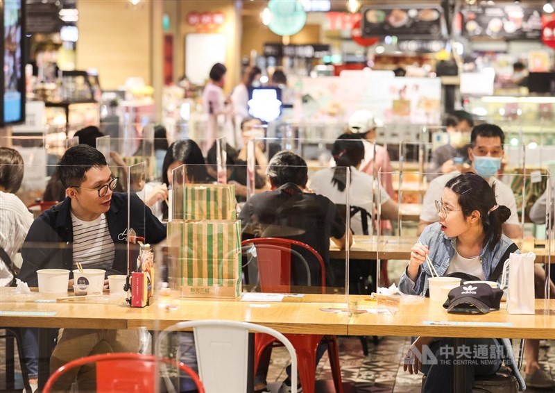 行政院26日公布五倍券規劃方案,為配合振興,新增好食券、地方創生券、國旅券、i原券。(中央社檔案照片)