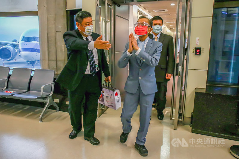 駐泰國代表李應元(前右)因身體不適與家人商議後,向總統蔡英文提出辭職,回國進行調理與醫療,他26日晚間抵達桃園國際機場,面對記者高喊「歡迎回國」,他雙手合十回應表示「謝謝大家」。中央社記者吳睿騏桃園機場攝 110年8月26日