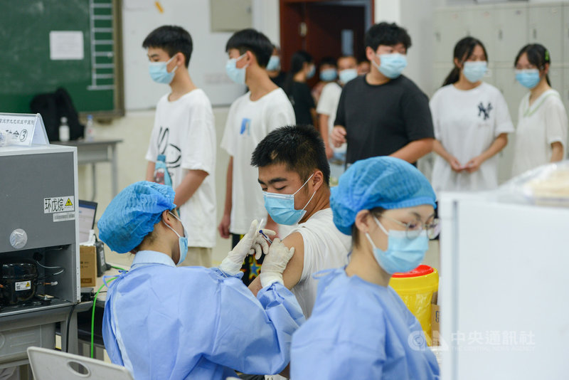 重慶市多區近日祭出變相強制打疫苗的「雙碼聯查」後,因為一名老黨員怒控此舉違法違憲「對抗黨中央」的錄音檔在網路熱傳,已迫使官方下令取消。圖為5日,醫護人員在重慶楊家坪中學為學生集體打疫苗。(中新社提供)中央社 110年8月26日