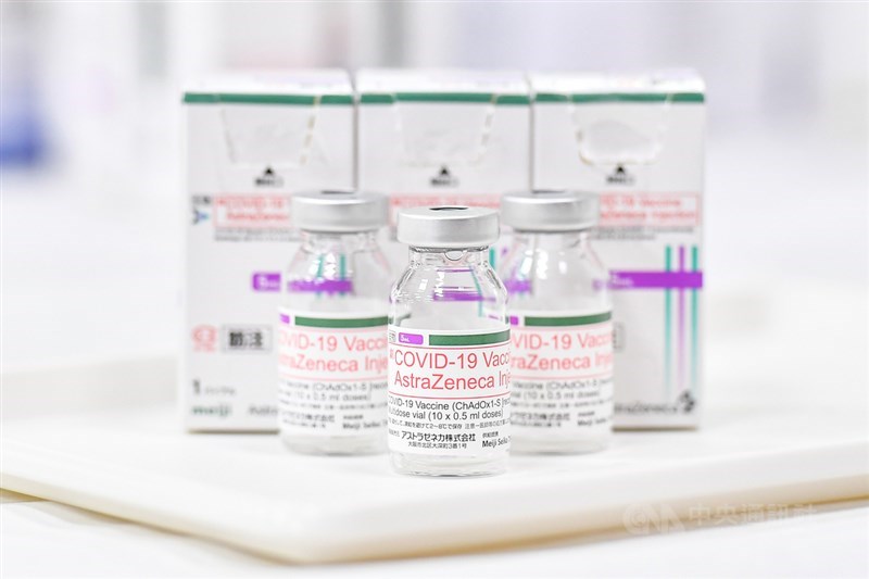 英國研究發現,施打2劑輝瑞/BNT或AZ疫苗後,對抗COVID-19的保護力會在6個月內開始衰退。圖為AZ疫苗空瓶。(中央社檔案照片)