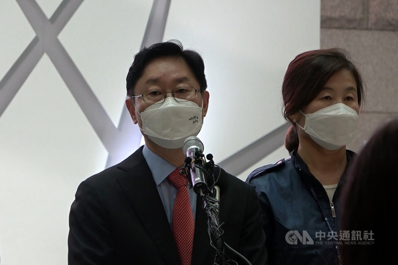 韓國法務部長朴範界26日下午在仁川國際機場召開記者會,說明協助韓國政府在阿富汗當地建設工作的阿富汗雇員及其家屬抵韓事項。中央社記者廖禹揚仁川攝 110年8月26日