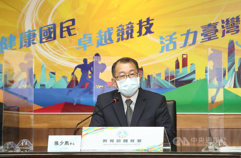 體育署長張少熙26日出席任內最後一次例行記者會,過程中他兩度鞠躬,除了感謝媒體外,也提及這次包機造成紛擾,目前已自請處分。他並特別為東奧後勤團隊發聲,希望民眾能給後勤團隊掌聲和肯定。中央社記者張新偉攝 110年8月26日