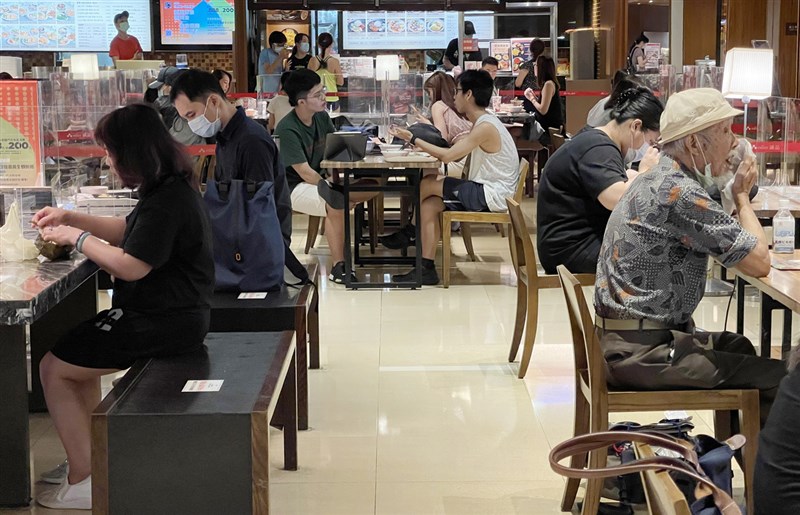 經濟部搭配振興五倍券推出限量400萬份「好食券」,採數位綁定就有機會抽到面額500元的好食券,適用場域包括夜市、市場、糕餅店家或餐飲場所。(中央社檔案照片)