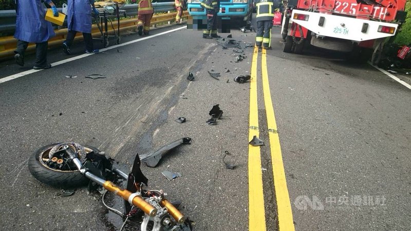 東門鴨莊陳姓少東騎重機自摔撞水泥車送醫不治 社會 重點新聞 中央社cna