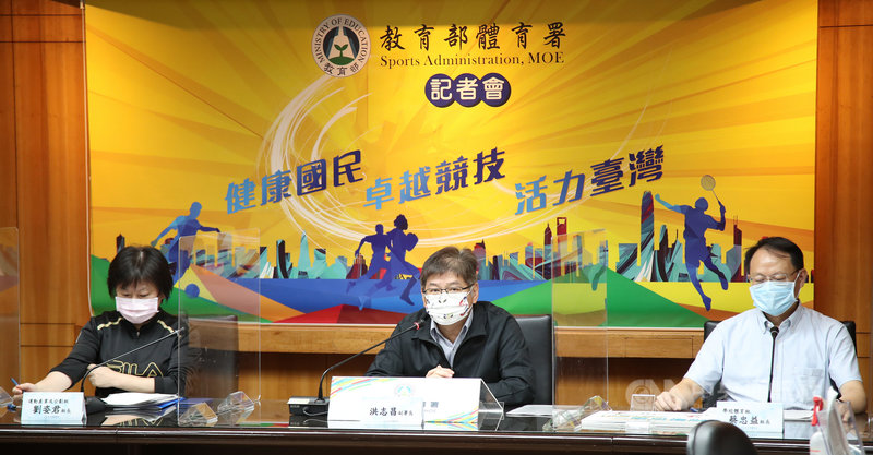 110年全國大專校院運動會因疫情喊卡,體育署副署長洪志昌(中)宣布10月1日起將分2階段復辦,東京奧運國手包括「舉重女神」郭婞淳、「柔道男神」楊勇緯都將參賽。中央社記者張新偉攝 110年8月26日