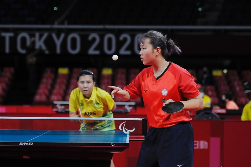 台灣桌球女將田曉雯(紅衣)26日在東京帕運TT10級女子單打以3比0擊敗上屆里約帕運銀牌澳洲女將楊倩(黃衣)。(體育署提供)
