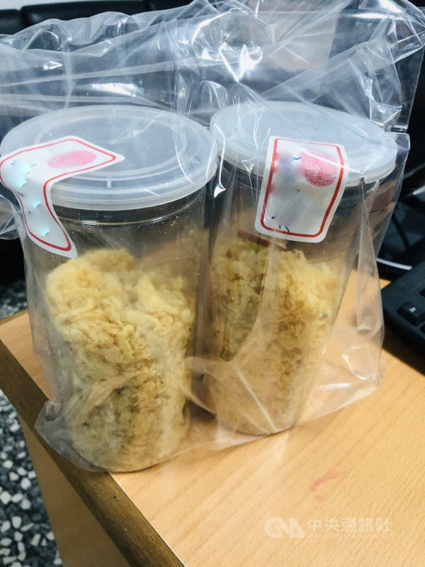 非洲豬瘟肉品入台,雲林縣非洲豬瘟食品聯合稽查小組25日查獲住在崙背鄉的杜姓新住民透過網路訂購越南的豬肉鬆,由於該品項標示不清,立即查扣並送驗。(警方提供)中央社記者姜宜菁傳真 110年8月26日