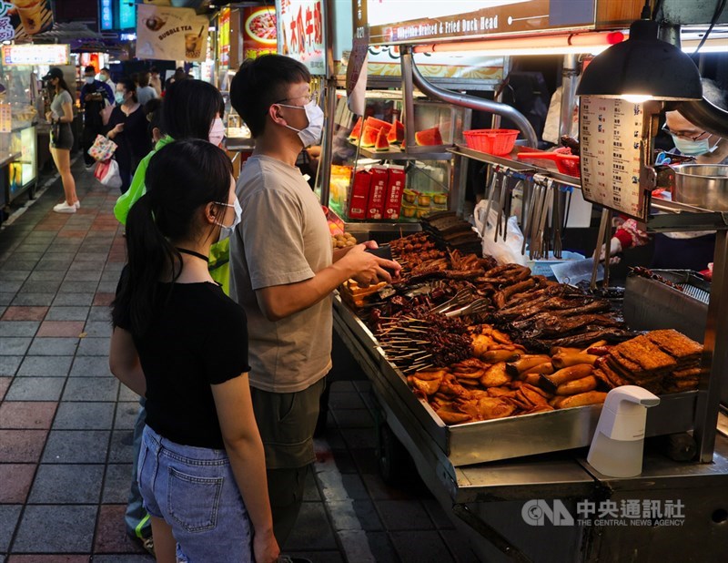 振興五倍券來了,全民免費拿新台幣5000元振興券,還可抽籤領取各部會推出的振興加碼券。(中央社檔案照片)