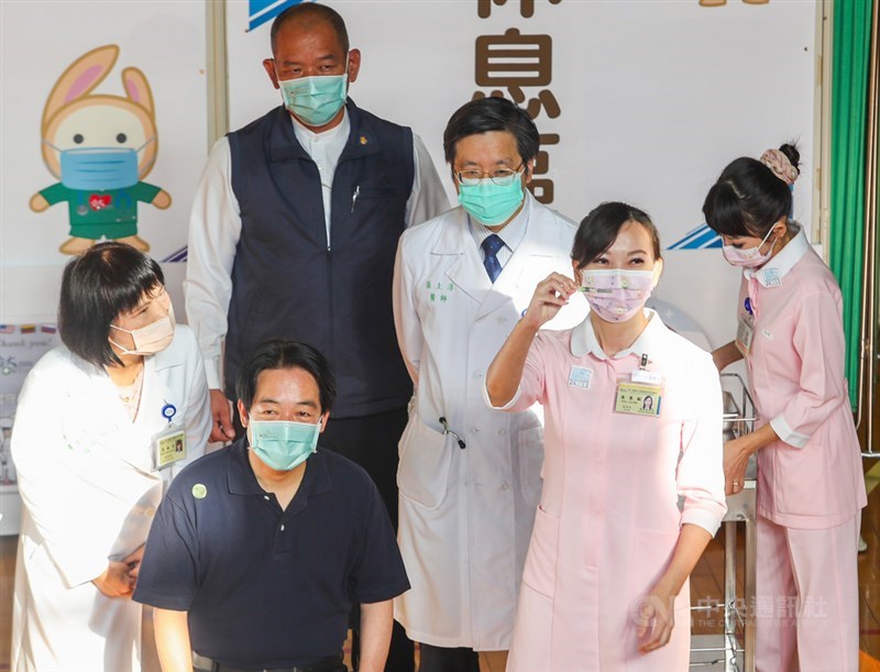 有網友質疑台大護理師溫慧敏(前右)是「御用」護理師、打假針,她27日表示,知道自己做對的事,不需多解釋。圖為副總統賴清德(前左)準備接種高端疫苗。中央社記者王騰毅攝 110年8月27日