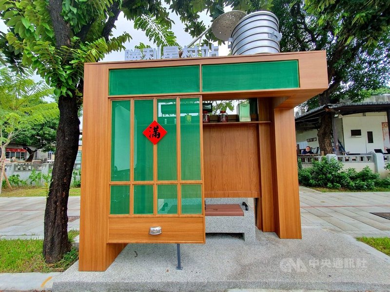 屏東縣政府為營造城市美學,將屏東市公車候車亭融入不同風格的藝術元素,以台灣早期生活物件「菜櫥仔」為發想,復刻眷村的生活記憶。(屏東縣政府提供)中央社記者郭芷瑄傳真 110年8月27日