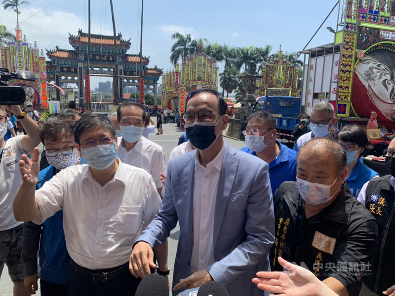 參選國民黨主席的前新北市長朱立倫(前中)27日由新竹縣長楊文科(前左)等人陪同,到新竹縣新埔褒忠亭義民廟參拜。中央社記者郭宣彣攝 110年8月27日
