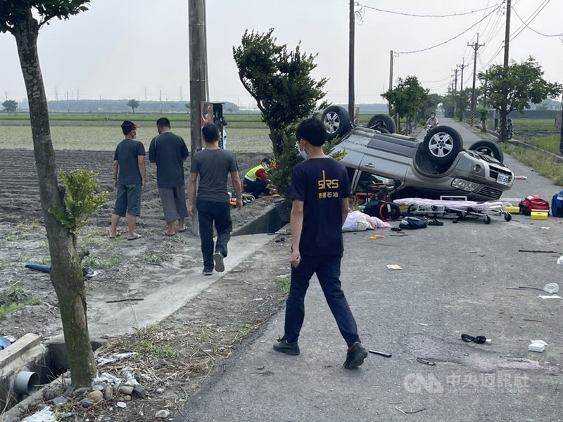 雲林水林鄉27日發生死亡車禍，林姓女幼教師開休旅車載3個孩子出門，在一處產業道路與轎車擦撞，失控翻車，車內2名青少年被拋出車外，傷勢嚴重，送醫不治。（雲林縣消防局提供）中央社記者蔡智明傳真  110年8月27日