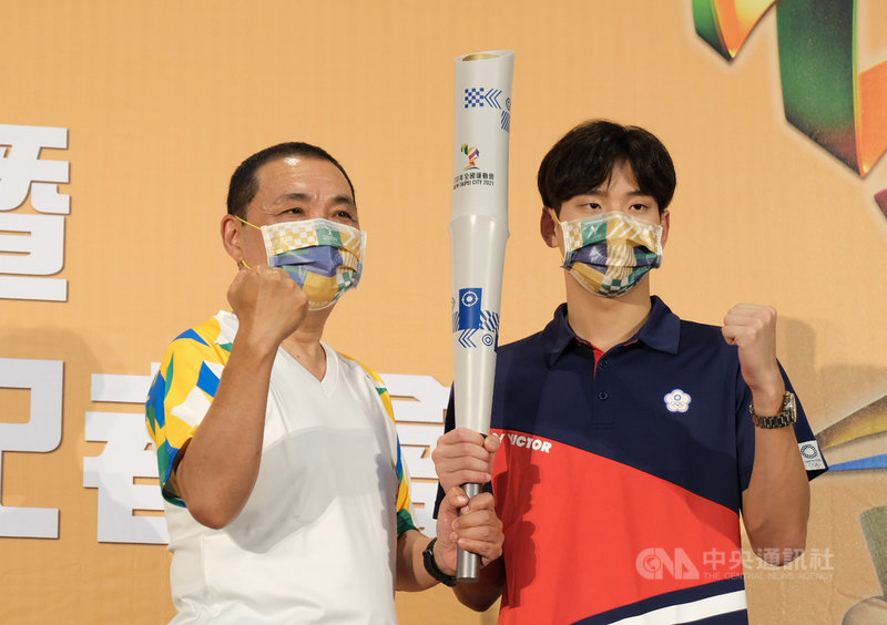 新北市體育處27日公布110全運會聖火炬,造型以「竹」為靈感,以「節節高升」寓意運動員堅毅不撓的精神,市長侯友宜(左)與東京奧運國手「台灣蝶王」王冠閎(右)也出席發表會。(新北市府體育處提供)中央社記者黃旭昇新北傳真 110年8月27日