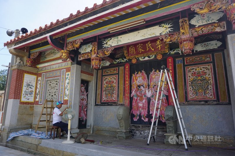 金門縣金寧鄉南山李氏家廟,祭祀古寧頭南山、北山及林厝3村開基祖應祥公神位,因年代久遠,家廟楹聯和圖案出現斑駁或脫落;宗親會最近找來具有豐富古厝修復經驗的黃清海來為家廟楹聯重新上漆。中央社記者黃慧敏攝 110年8月27日